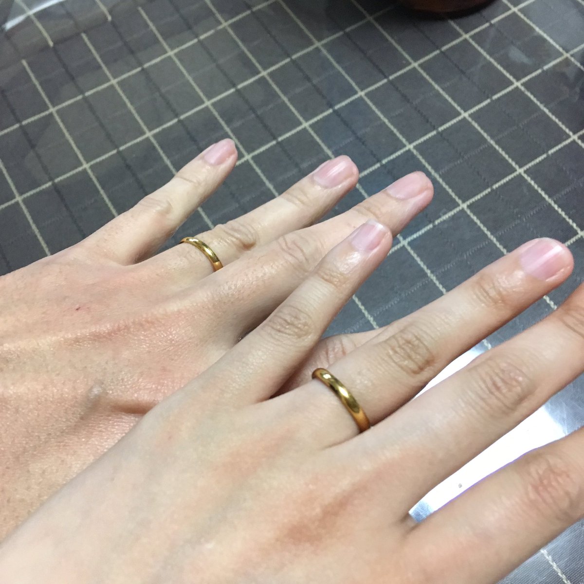 神崎ユウ Twitterissa 自作のペアリング シルバーリング が割れるとはね でもシルバーカラーはあんまり似合わなかったので 次はシルバーではなく ゴールドのペアリング に 安さと丈夫さ ケアのしやすさのステンレス製 婚約指輪兼 結婚指輪兼のペアリングですよ
