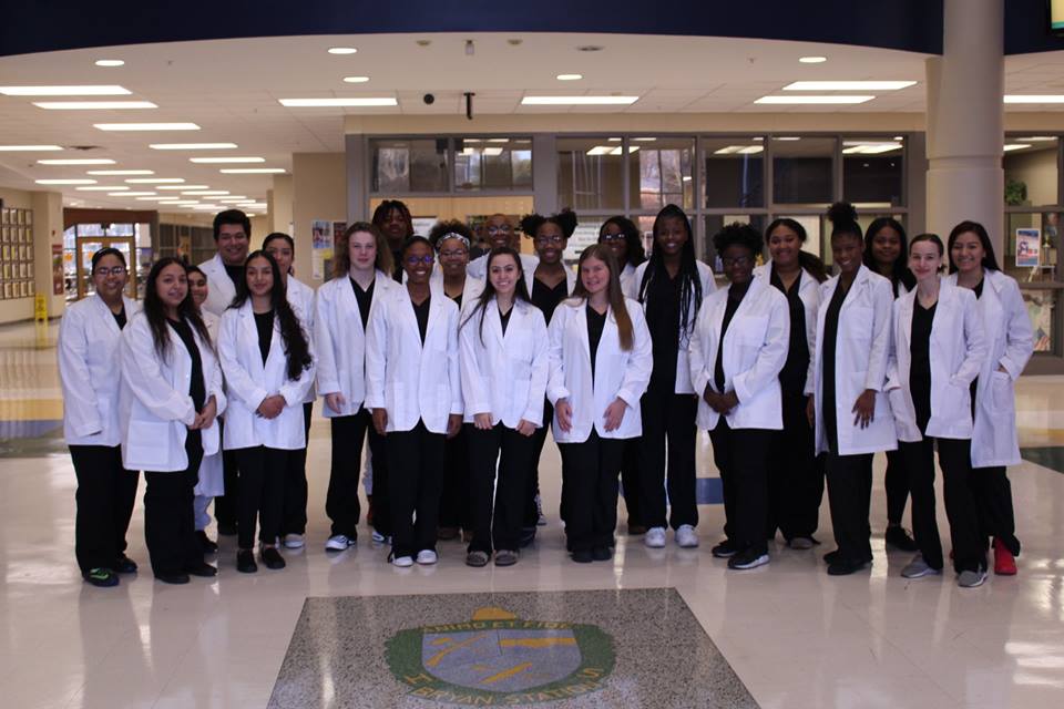 BSHSacademies's tweet photo. Thank you to @NationalWrkWear for supplying the Medical Academy with 80 lab coats! Our Allied Health and certified nursing assistant students will be able to put these items to good use inside and outside of the classroom! #ThatMedLife #DefendingStation #AcademiesofLex https://t.co/IDQZY1Xm12