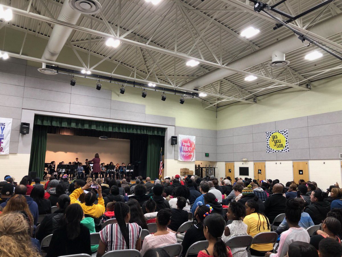 JKarbeling's tweet photo. Amazing winter concert performed by our band, orchestra and chorus! #WoodholmeES #BaltCops https://t.co/eP1wyiJdwl