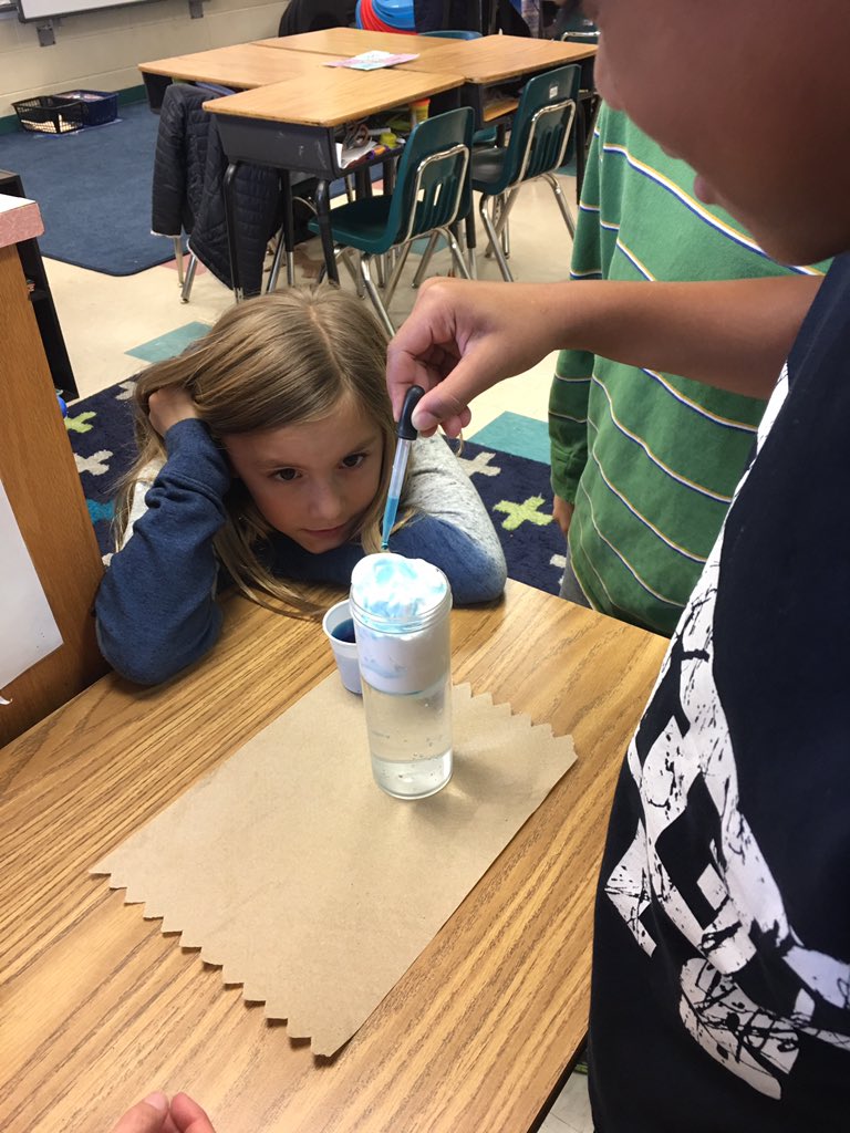eblackwell87's tweet photo. Second graders using the scientific method to learn about condensation and precipitation! #oneCCCPS #Science @weRweaver #engagement #futuremeterologist https://t.co/LewWLCL5DM