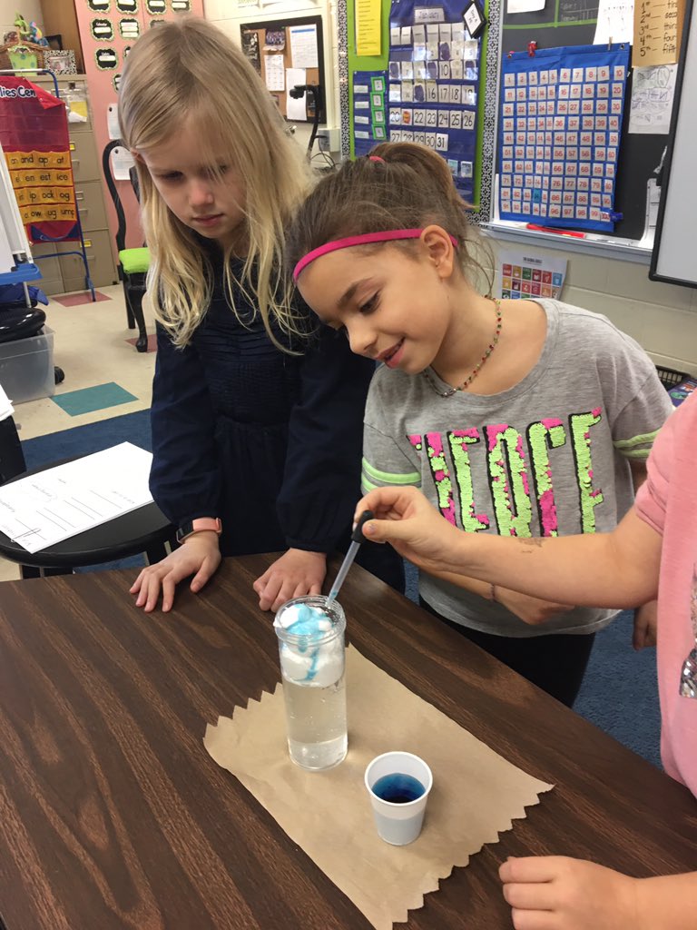 eblackwell87's tweet photo. Second graders using the scientific method to learn about condensation and precipitation! #oneCCCPS #Science @weRweaver #engagement #futuremeterologist https://t.co/LewWLCL5DM