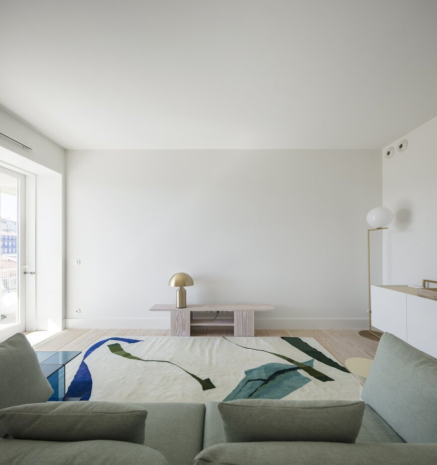 Modern Chiado Apartment in Lisbon, Portugal http://ow.ly/dUxu50kd7cw #apartment #modern #interiordesign #minimalist #light #livingroom #sofa #cozy #relax #furniture #armchairs #carpet #furnituredesign #inspiration #decor #design #furniturestore #sohomod