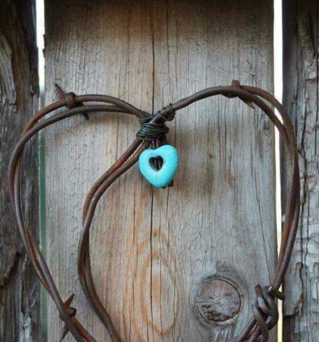 “İnsan insana,
yüreği kadar yakındır.

Mesafelerin hükmü yoktur..”

Velhâsıl kelâm..
Hissettiğin kadar kalbinde,
Söyleyemediğin kadar dilindedir______

Güneşin pembeliğiyle doğan
saflığıyla süzülen
herkese nasip olmayan
mutluluk denen o en güzel duygu sizle olsun İnşâAllah💕