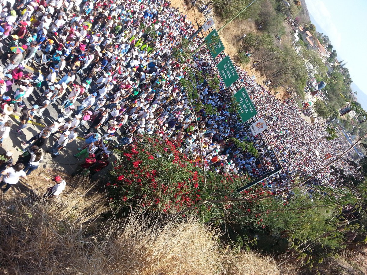 Un río de Fe de 7,5 kilómetros.
PROCESIÓN DE LA DIVINA PASTORA. 
14 de enero 2019
11:07 am
Vista hacia el Este.
Al fondo y al lado derecho (pasarela) la entrada al pueblo de Santa Rosa, 
Apenas inicia la Procesión rumbo hacia la Catedral de Barquisimeto-