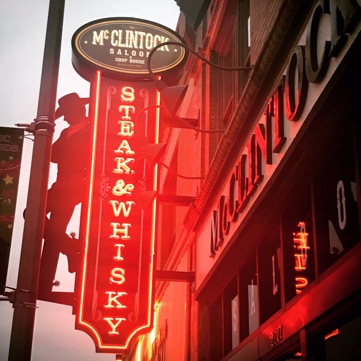 vhsandchillokc's tweet photo. Oh dang! I didn’t think they’d have it all lit up so quick! Been watching our neighbors put up this amazing sign all day! LOOKS seriously legit! Bravo!!!
🥃
🥃
🥃
#mcclintocks @mcclintockOKC #stockyardcity #stockyardcityokc #seeokay #oklahomaproud #seeokc #keepitlocalok https://t.co/eKGO7oQEfY