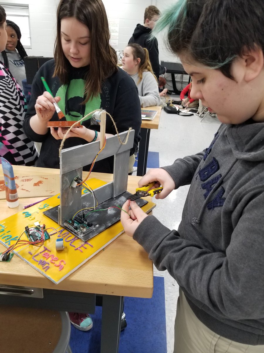 SDMS_VWeLab's tweet image. Some of our finished products / progress! So much soldering, coding, and motors..oh my! 
Early inventions with 8th grade students.
@arduino 
@VWeLabs 
@PEFinnovation