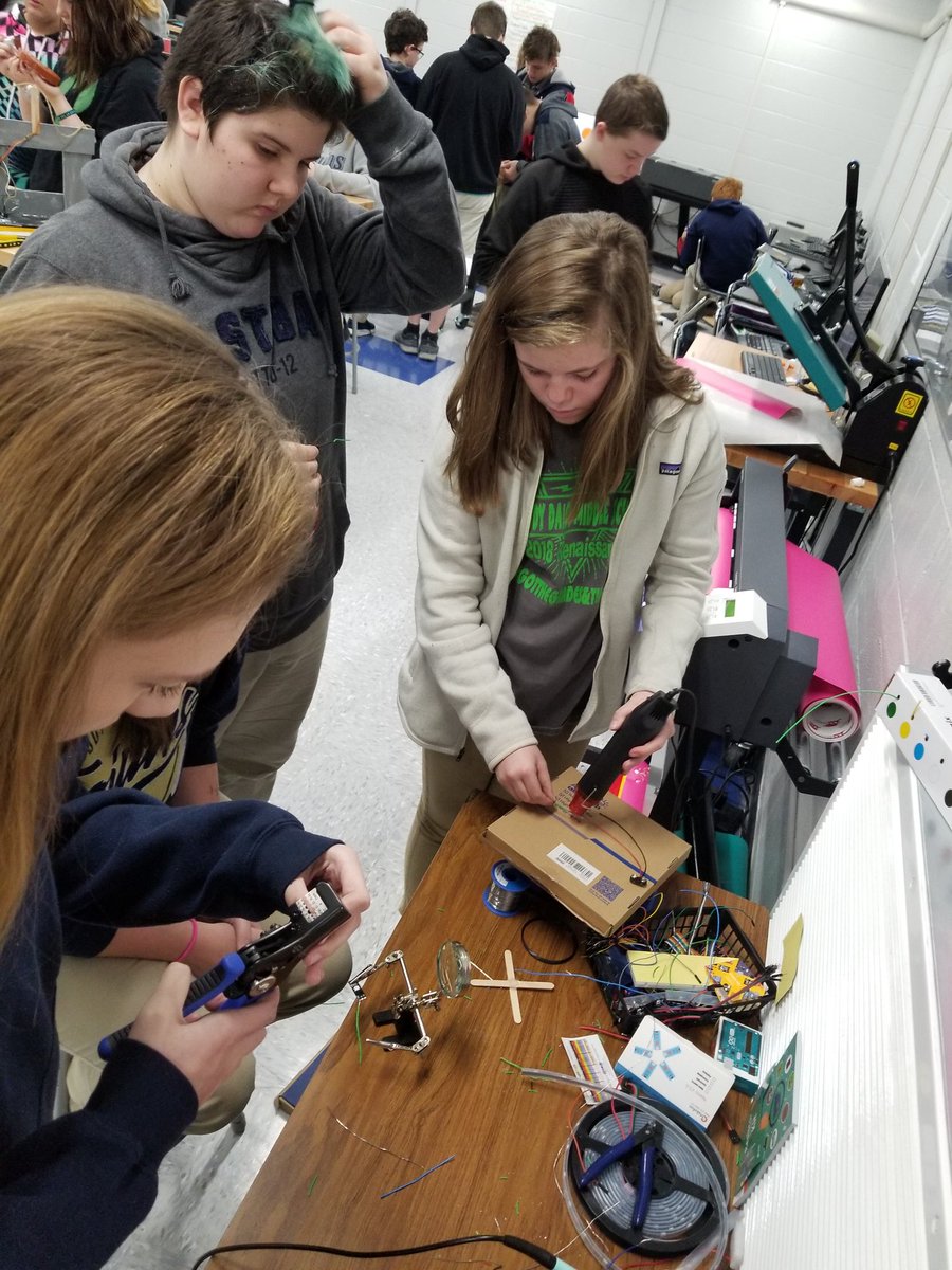 SDMS_VWeLab's tweet image. Some of our finished products / progress! So much soldering, coding, and motors..oh my! 
Early inventions with 8th grade students.
@arduino 
@VWeLabs 
@PEFinnovation