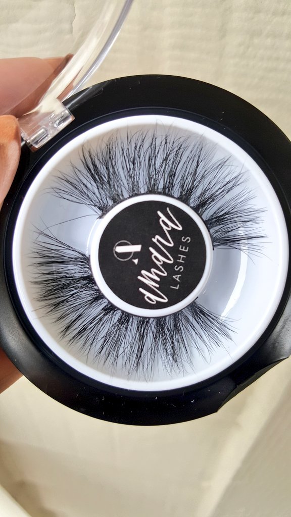 Lashes for daysssss.. "TRÉS CHIC" lash available at http://amaralashes.com our longest lash style, she's a favorite 🔥#luxurylashes #minklashes