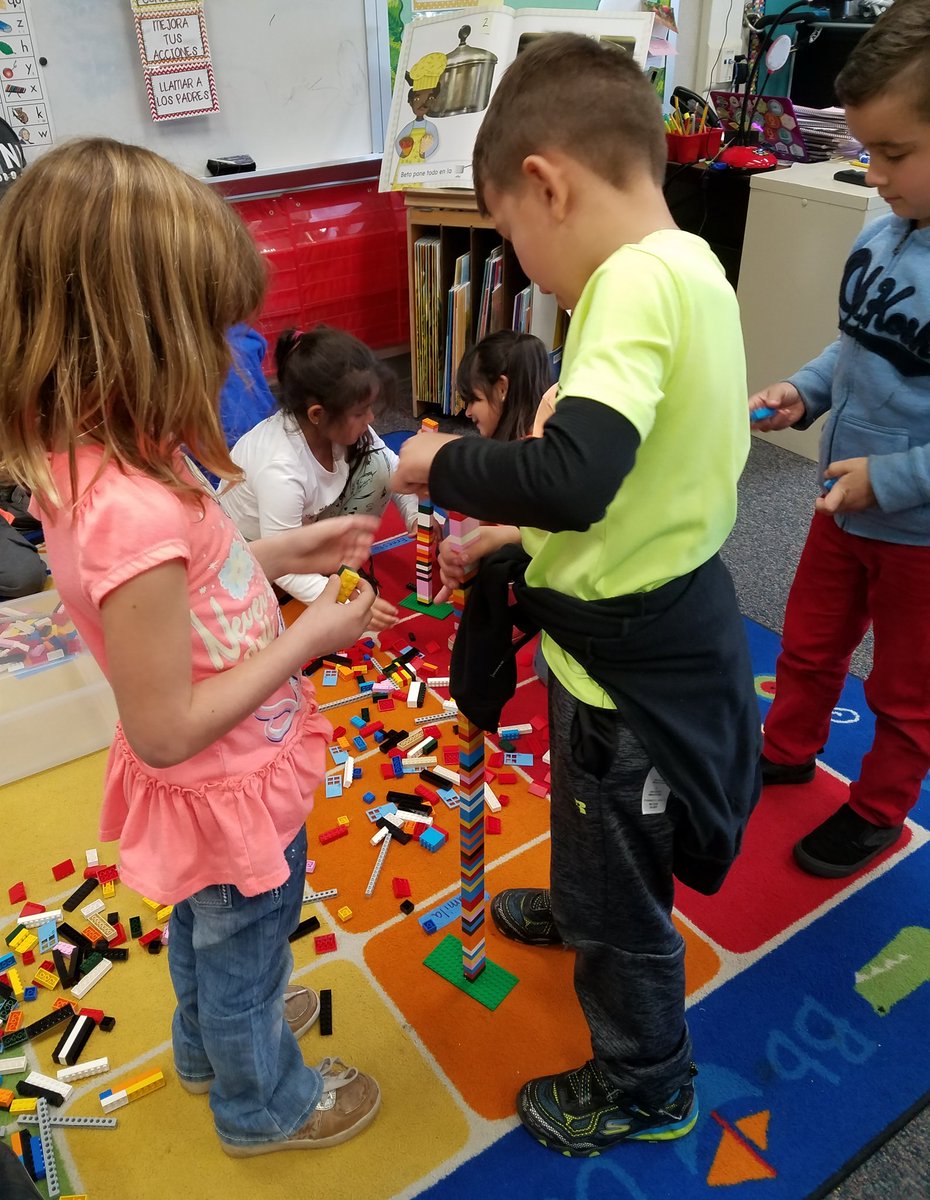 MaestraJara's tweet image. We saw 1st hand how quickly stacking makes towers tall. But unstable! @BosLangAcademy @CajonValleyUSD @LEGO_Group @CodeToTheFuture #kinderboliviano #kinderbilingue #codinginkinder