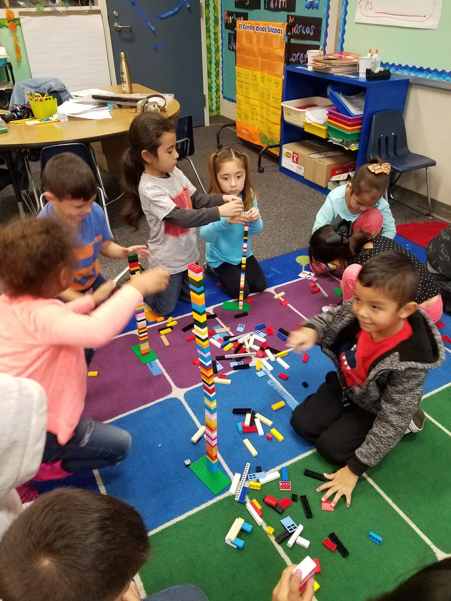MaestraJara's tweet image. We saw 1st hand how quickly stacking makes towers tall. But unstable! @BosLangAcademy @CajonValleyUSD @LEGO_Group @CodeToTheFuture #kinderboliviano #kinderbilingue #codinginkinder