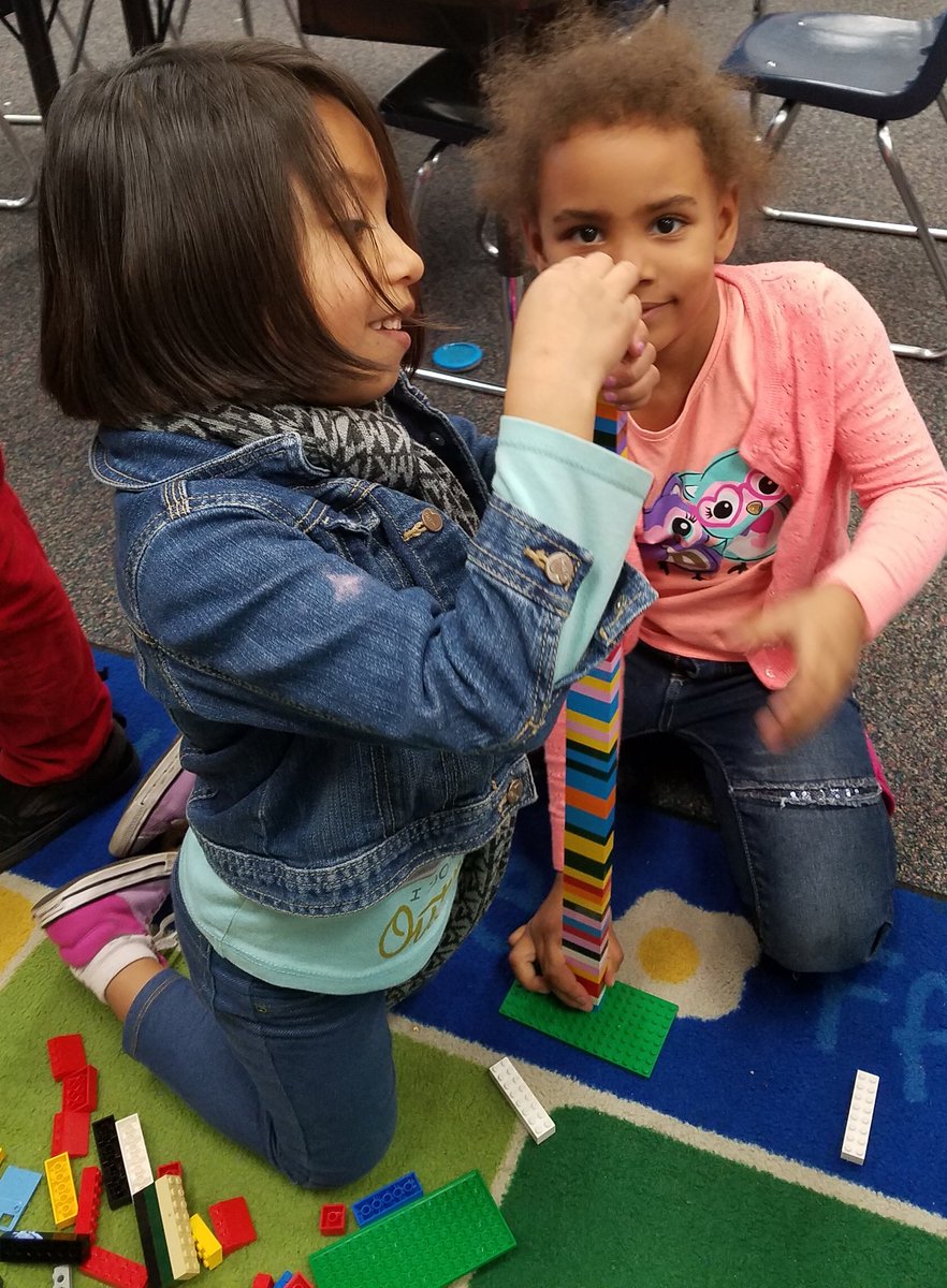 MaestraJara's tweet image. We saw 1st hand how quickly stacking makes towers tall. But unstable! @BosLangAcademy @CajonValleyUSD @LEGO_Group @CodeToTheFuture #kinderboliviano #kinderbilingue #codinginkinder