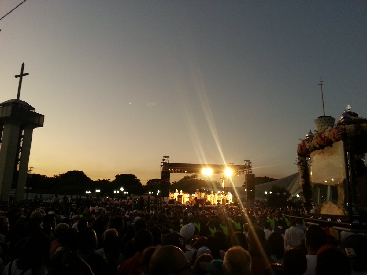 ATARDECER en la CATEDRAL DE BARQUISIMETO.
PROCESIÓN DE LA DIVINA PASTORA. 
Barquisimeto, con esta santa misa y este atardecer, te da la Bienvenida.
14 de enero 2019
07:00 pm