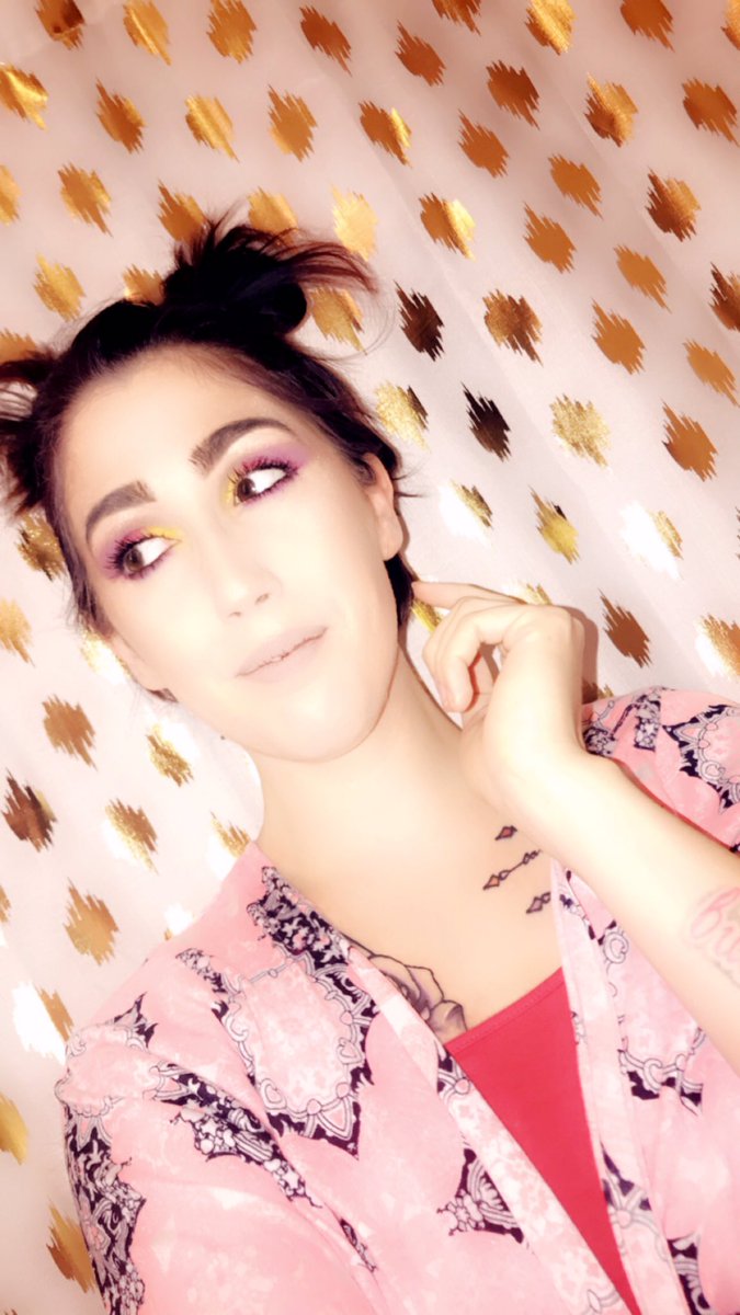 When you do bomb ass makeup you do a random photo shoot 💋💋 #makeupartist #mua #beauty #jamescharlespalette