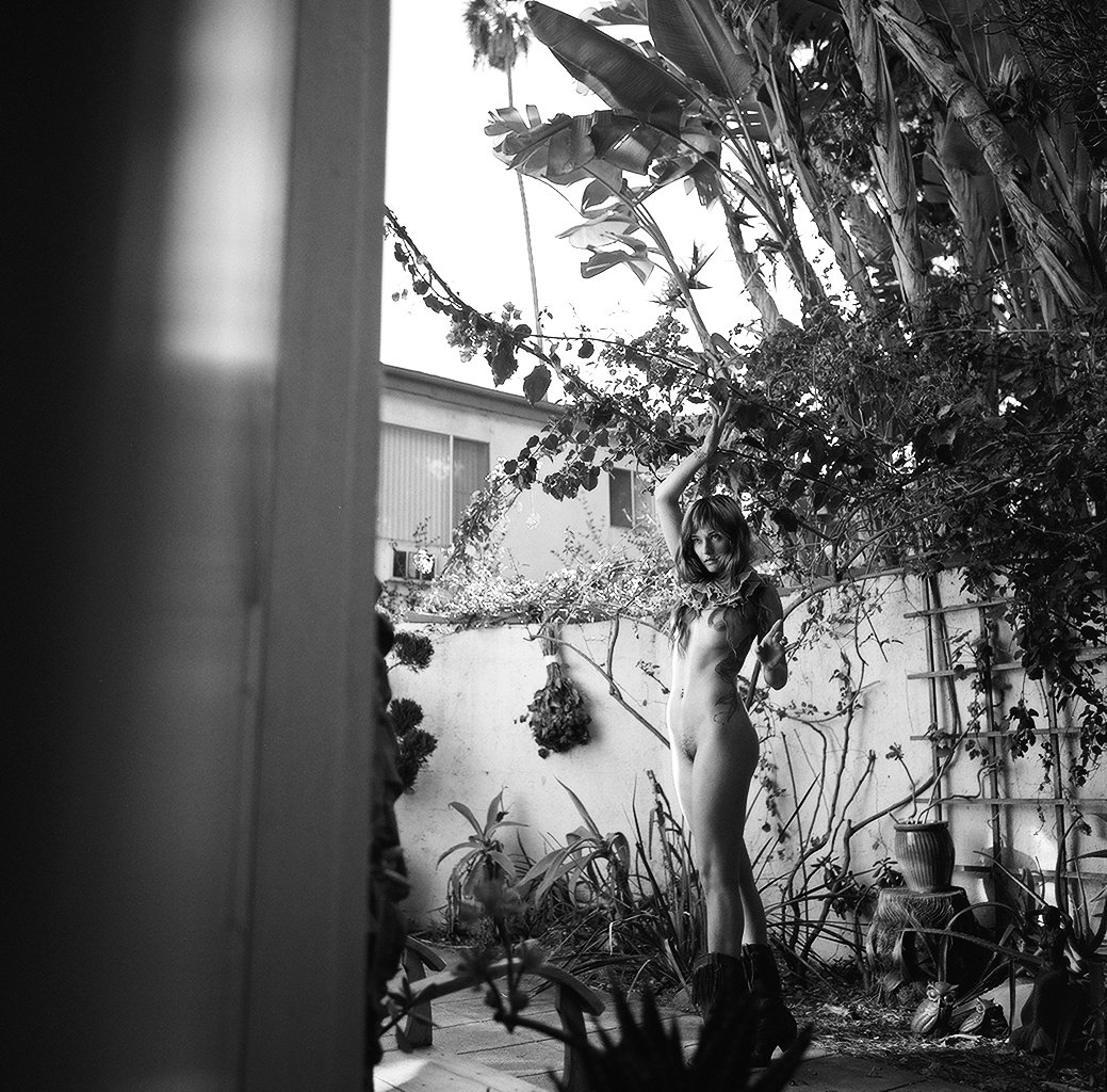 hattie_watson's tweet photo. Lauren in her backyard https://t.co/ha5ZgYA716