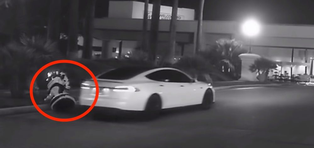 ElectrekCo's tweet photo. A robot company stages Tesla crash as a PR stunt, media buys it https://t.co/kaBX9lRuem by @fredlambert https://t.co/uh8V0vI5uK