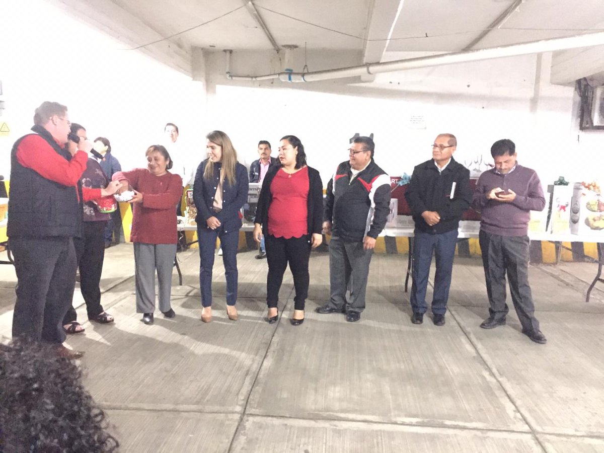 Amairani_MV's tweet photo. Con el objetivo de pasar un momento de diversión y esparcimiento laboral, participamos en la tradicional partida de #RoscaDeReyes; además se llevó acabo una rifa de obsequios entre las y los presentes; aproveché el momento para hacer un llamado y concretar las metas de este 2019 https://t.co/goAhMCKwpL