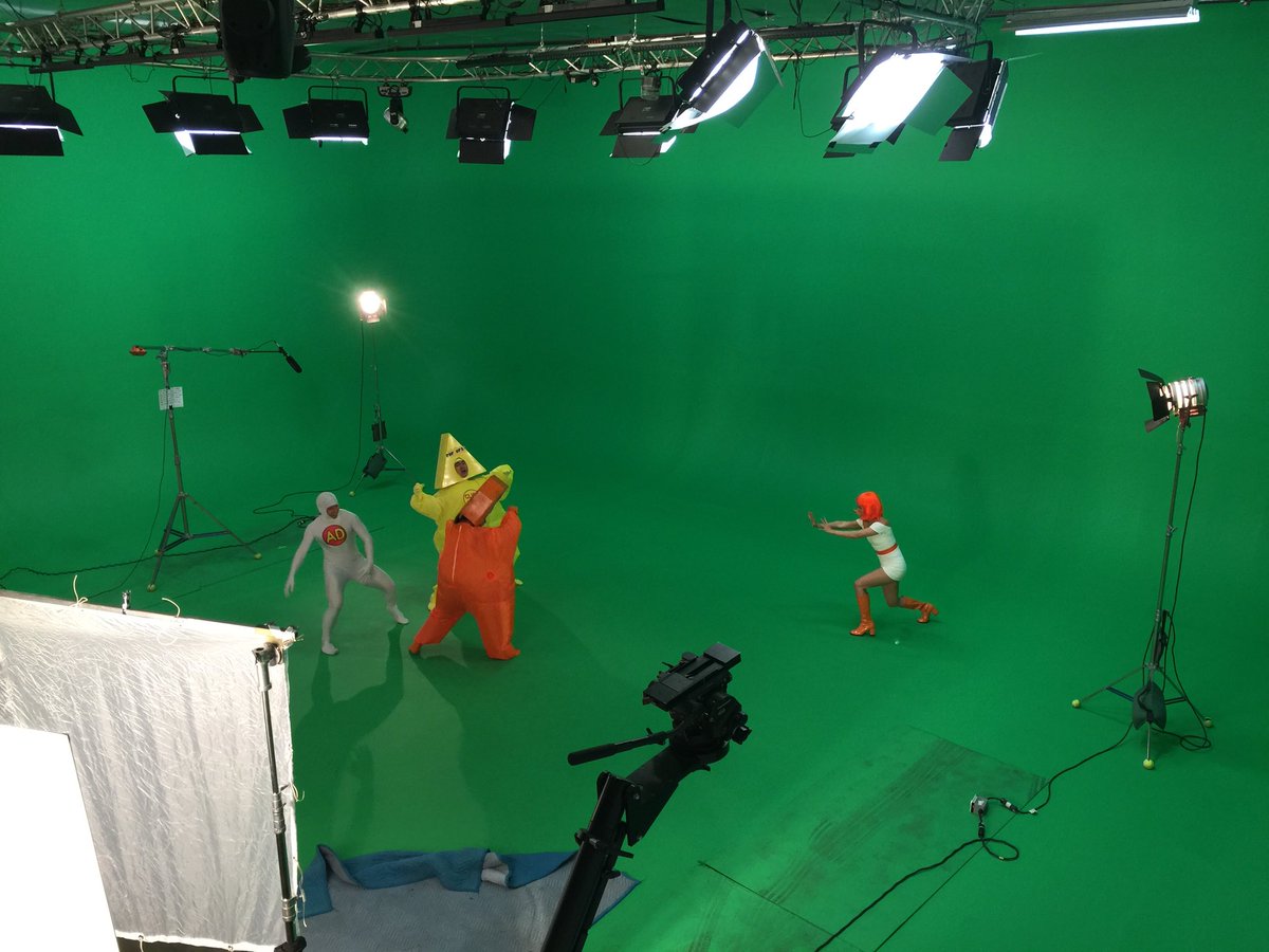 GreeneryStudios's tweet photo. What’s going on here? 😳🤣 @GreeneryStudios 
#greenscreen #greenscreenmagic #greenerystudios #movieset #moviestudios #bts https://t.co/Z7hsT8eBGB