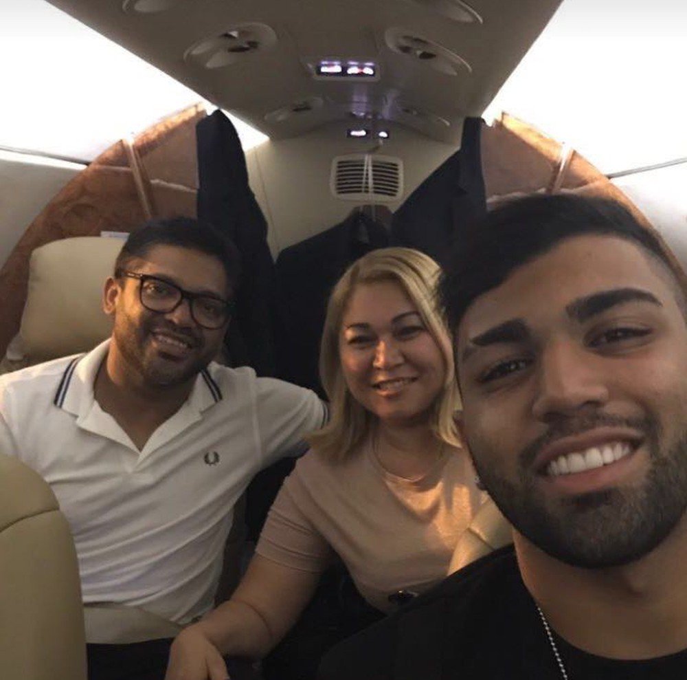 Gabigol chega ao Rio na manhã desta quarta para assinar contrato com o Flamengo glo.bo/2sgnWDP