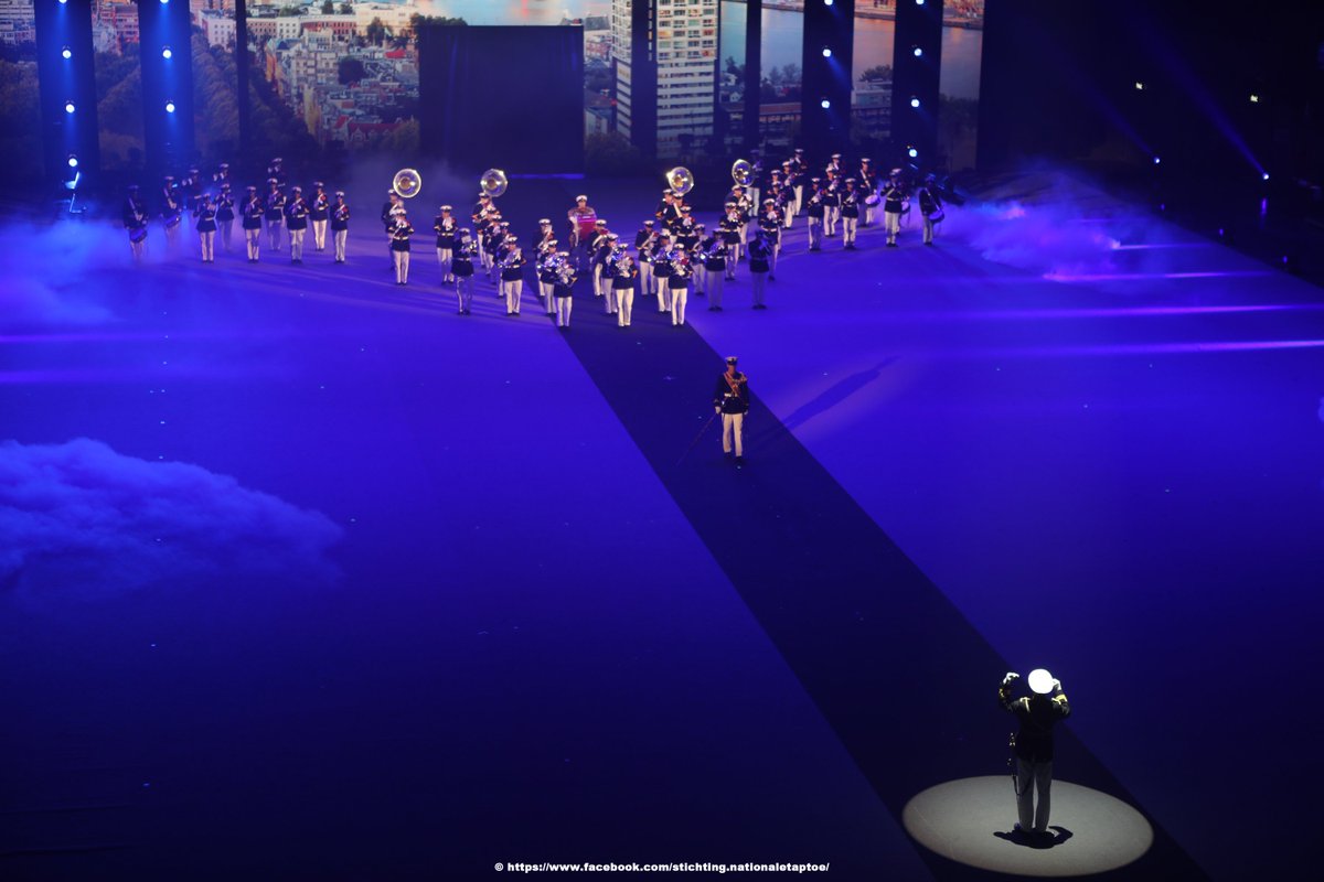 Foto gemaakt tijdens de Nationale Taptoe 2018 met op foto de Tamboers en Pijpers van het Korps Mariniers en de Marinierskapel der Koninklijke Marine
Kaarten voor de Nationale Taptoe 2019 kunnen worden besteld via de site van de Nationale Taptoe. nationaletaptoe.nl