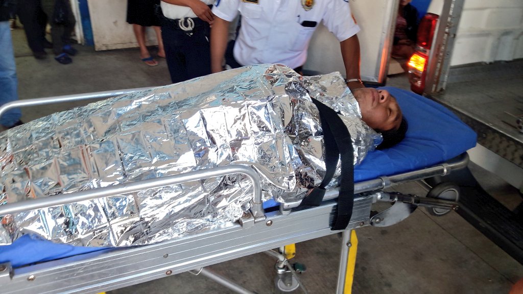 AntonioNoti's tweet photo. Pedro Bamaca de 49 años fue rescatado por @BVoluntariosGT del fondo de un barranco de 250 metros, este cayó desde anoche en dicho lugar y hasta hoy fue rescatado, la persona presenta varias heridas y fracturas en el cuerpo y fue trasladado al hospital de Coatepeque @sonora969 https://t.co/eDjmPQJJlg