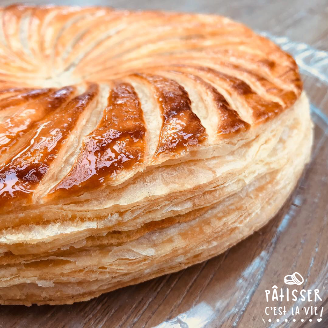 AgatheLeMauff's tweet photo. A chacun sa galette! Profitons-en c'est la saison et moi j'adore!! Du coup je vous partage ma nouvelle recette : la galette frangipane, poire et chocolat
https://t.co/NlAnW6EJK6 #PatisserCEstLaVie #Patisserie #Pastry #PastryLife #GaletteDesRois #Frangipane https://t.co/cMdhxgS92h