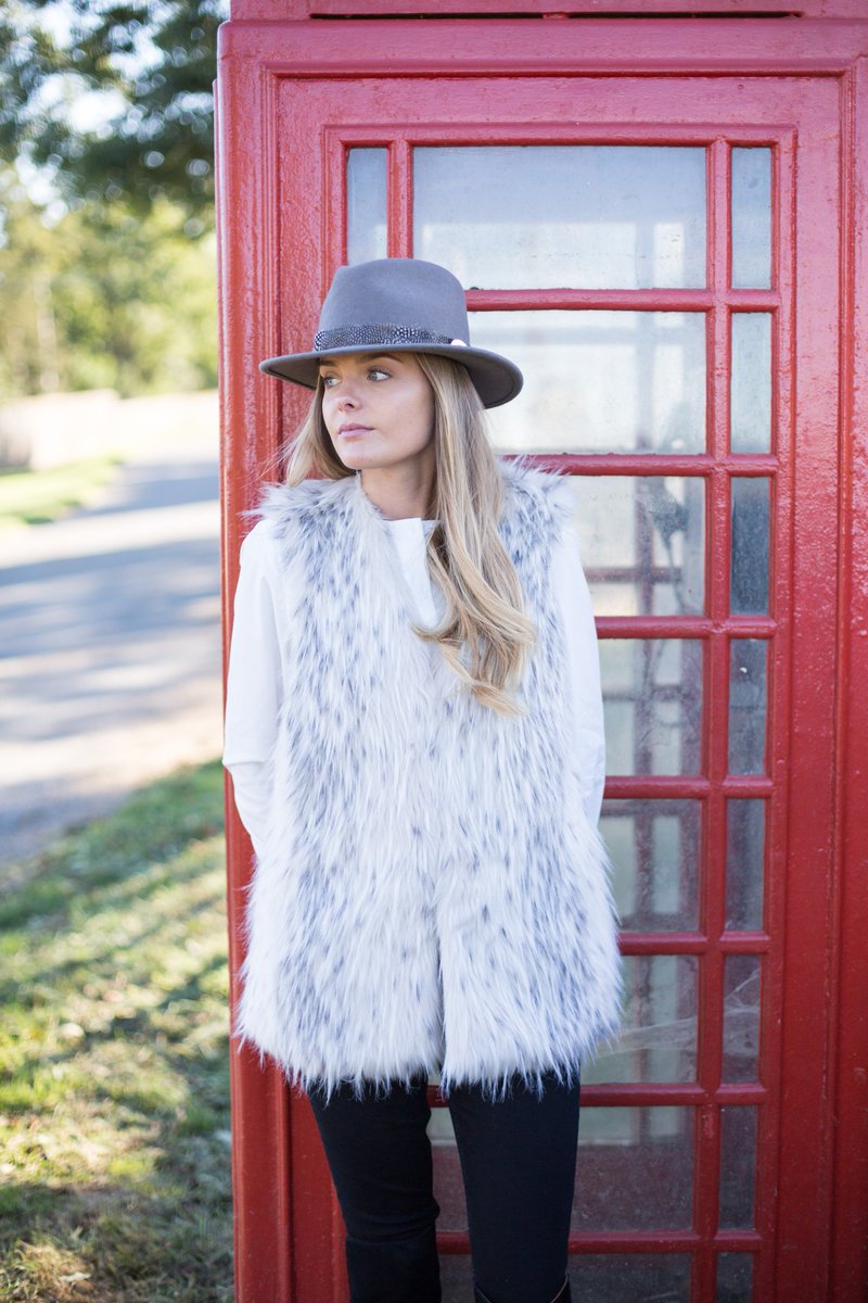 HicksandBrown's tweet photo. Grey teamed with white makes for a lovely fresh look ๐.
(Featuring our Suffolk Fedora with Guinea Feather Wrap, available here: https://t.co/XZb7nJGcql). #countryfashion #fedorahat #hicksandbrownhat #greyfedora https://t.co/OpF0r4a2uu