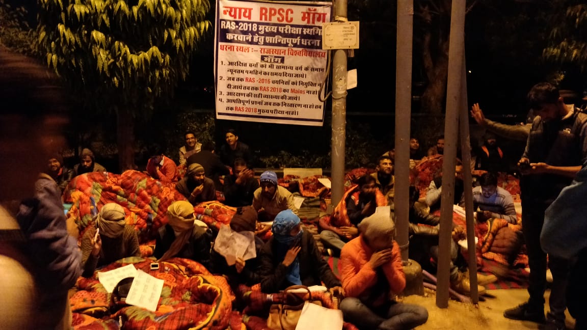 LaxmanP02734538's tweet image. #GiveUsTimeRasMains2018 #RASmains2018 #justicewithobc सरकार बेवकूफ़ ना बनाए कि वो किसानों व बेरोजगारों की हितैषी है। @ashokgehlot51 @RahulGandhi @SachinPilot