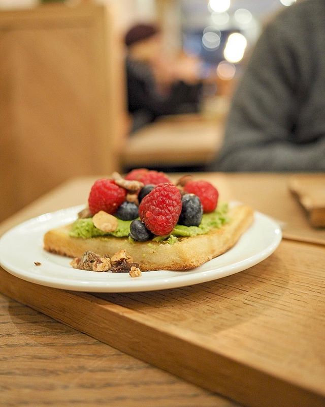 I love crumpets. They are delicious fluffy delights. I recently tried the #crumpetcollaboration from @goodandpropertea and @georginatwong which was delicious. Matcha, white chocolate, granola and berries, is your mouth not watering? bit.ly/2LW87eu