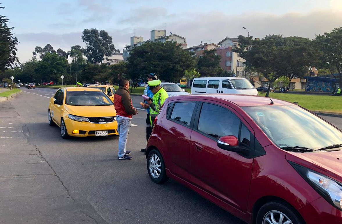 SectorMovilidad's tweet image. 🚨Operativo de control para verificar cumplimiento del carril preferencial

📍Av. Boyacá con calle 116A

📋 15 Comparendos
🚔 4 Inmovilizados por otras infracciones en el corredor

Esta es #UnaBuenaMovidadParaTodos