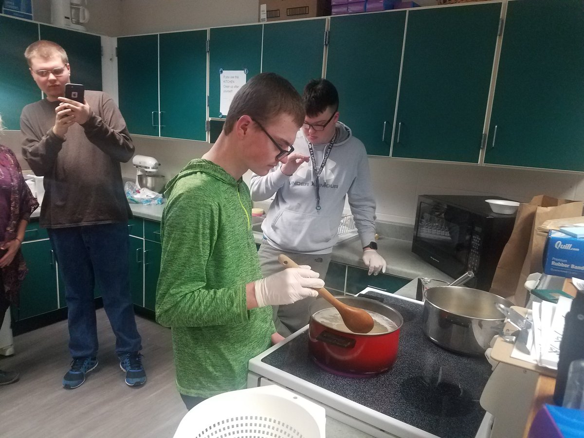 MiltonPrincipal's tweet photo. Mr Kitchner and the Daily Living Students work on making lunch.  Practicing safety skills and how to eat healthy #MiltonInnnovation https://t.co/A4hbgCoV7s
