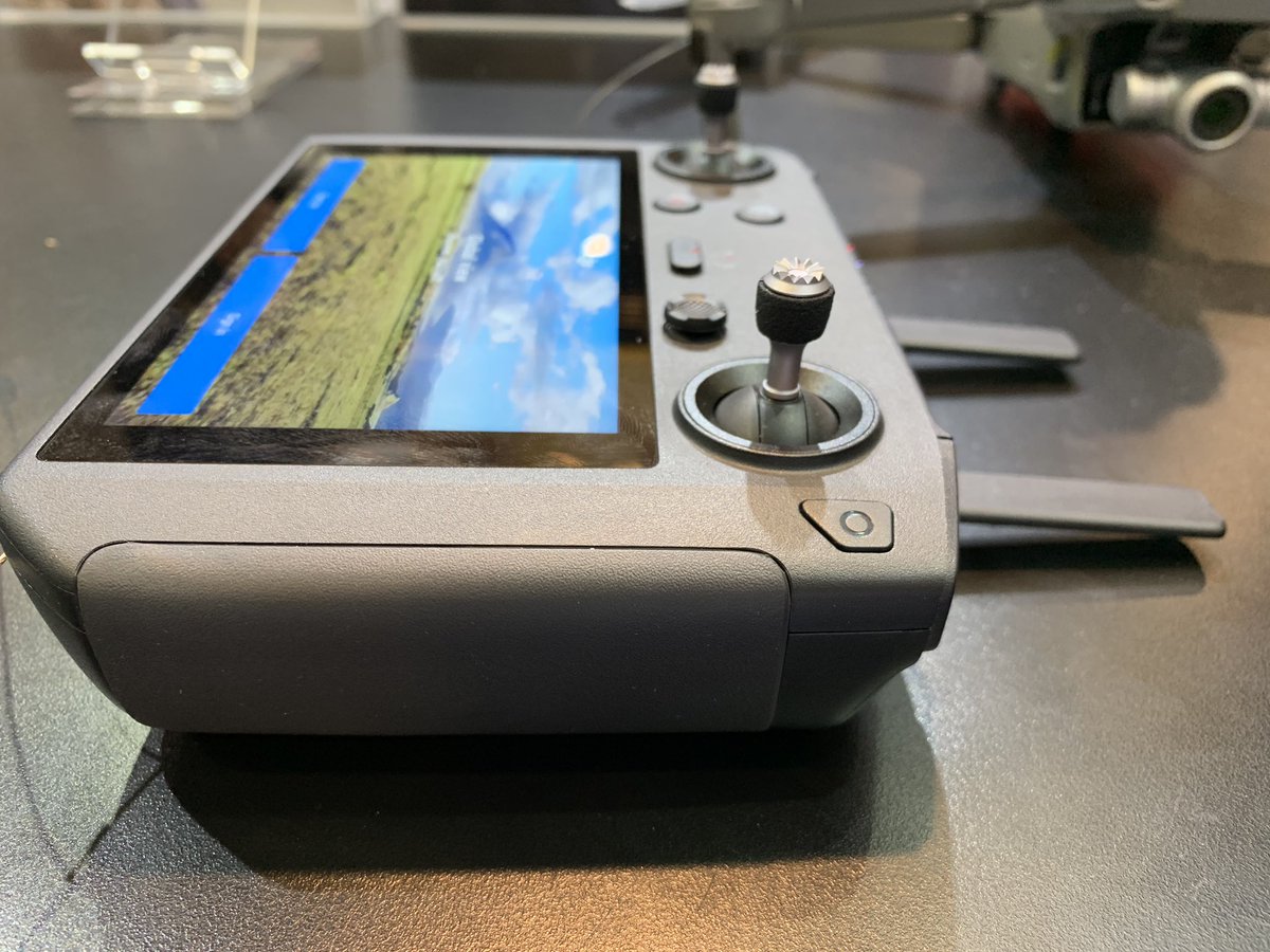RoBerg90's tweet image. Keine neue Drohne von @DJIGlobal auf der #CES2019, dafür neuer Controller. #SmartController hat 5,5-Zoll-Display mit Full-HD-Auflösung drin. Klasse: richtig hell, bis zu 1000 Candela (mehr als die Top-Handys derzeit können). Preis: 649€.
