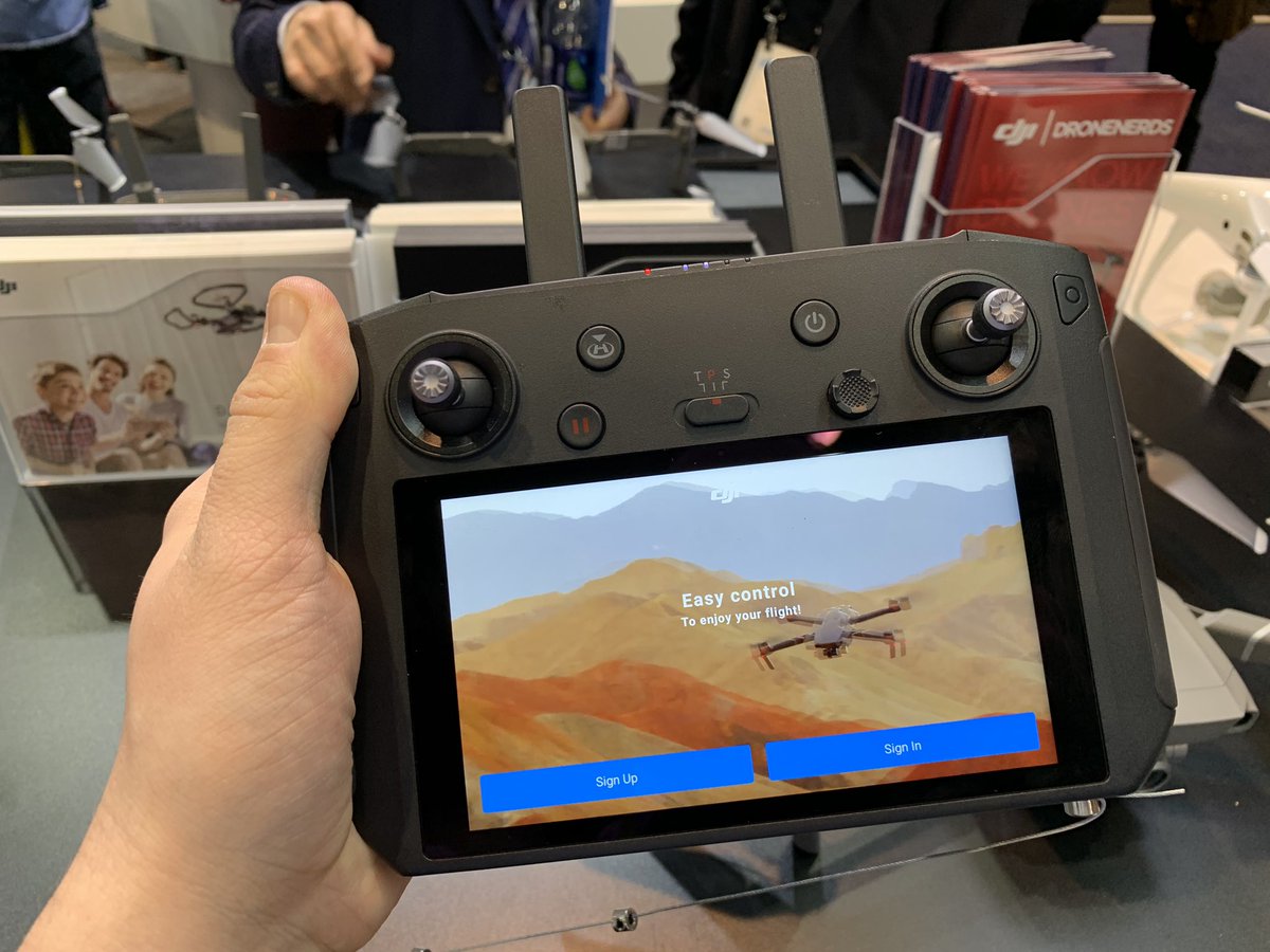 RoBerg90's tweet image. Keine neue Drohne von @DJIGlobal auf der #CES2019, dafür neuer Controller. #SmartController hat 5,5-Zoll-Display mit Full-HD-Auflösung drin. Klasse: richtig hell, bis zu 1000 Candela (mehr als die Top-Handys derzeit können). Preis: 649€.
