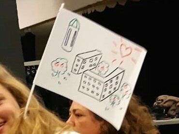 LotteDOCK's tweet photo. Team Eigen Wijs Overvecht presenteert zich tijdens de tweede introductiedag @Dock #Utrecht... Inclusief de appelbomen in de wijk, dank @pascalvwanrooy https://t.co/8QKtUgoqGQ
