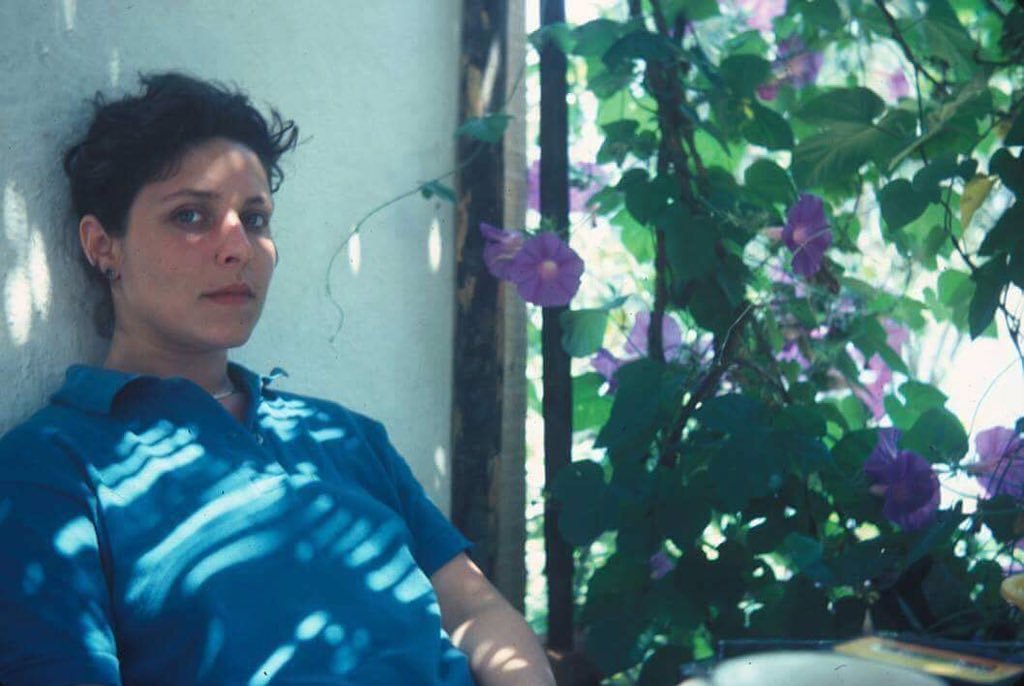 Nilgün Marmara'nın intihar mektubu, geçtiğimiz sene yayınlanmış. intiharından sonra eşi; ‘Şiir yazdığını bile bilmezdim, bir kenarda pıtır pıtır bir şeyler yazardı’ demiş. İşte bu kadar basit her şey, anlaşılamamak birbirine en yakın iki insan arasındaki derin bir uçurummuş..."