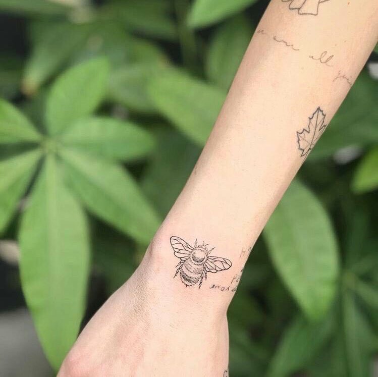 tattoo #23 se lo hizo el 2.11.18 en la muñeca derecha y el 11.11.18 dijo que le pidió a su amigo/productor mike que elija un tatuaje para ella. bea dijo que no tiene significado pero de todas formas, sus fans, familia, amigos y hasta ella misma, la llaman “bee” (abeja en inglés).