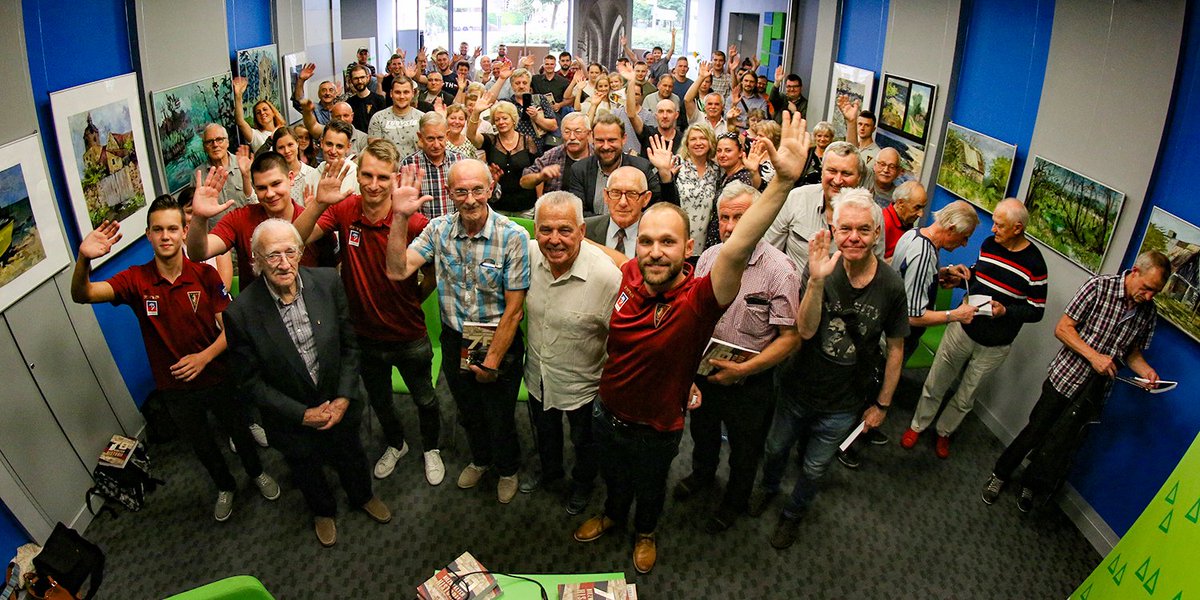 Rzadko o coś proszę na TT, ale... sprawa jest poważna.
Nasza książka, #70historii, bierze udział w plebiscycie "<a href="/SportowaKsiazka/">Sportowa Książka Roku</a> Roku 2018". Jeśli podobała Ci się, to wejdź ⤵️
➡️ pl.sportowaksiazkaroku.pl i oddaj głos. 
Jeśli możesz pomóc RT, to... kliknij też 🔃! 
Dziękuję!💪 🔵🔴