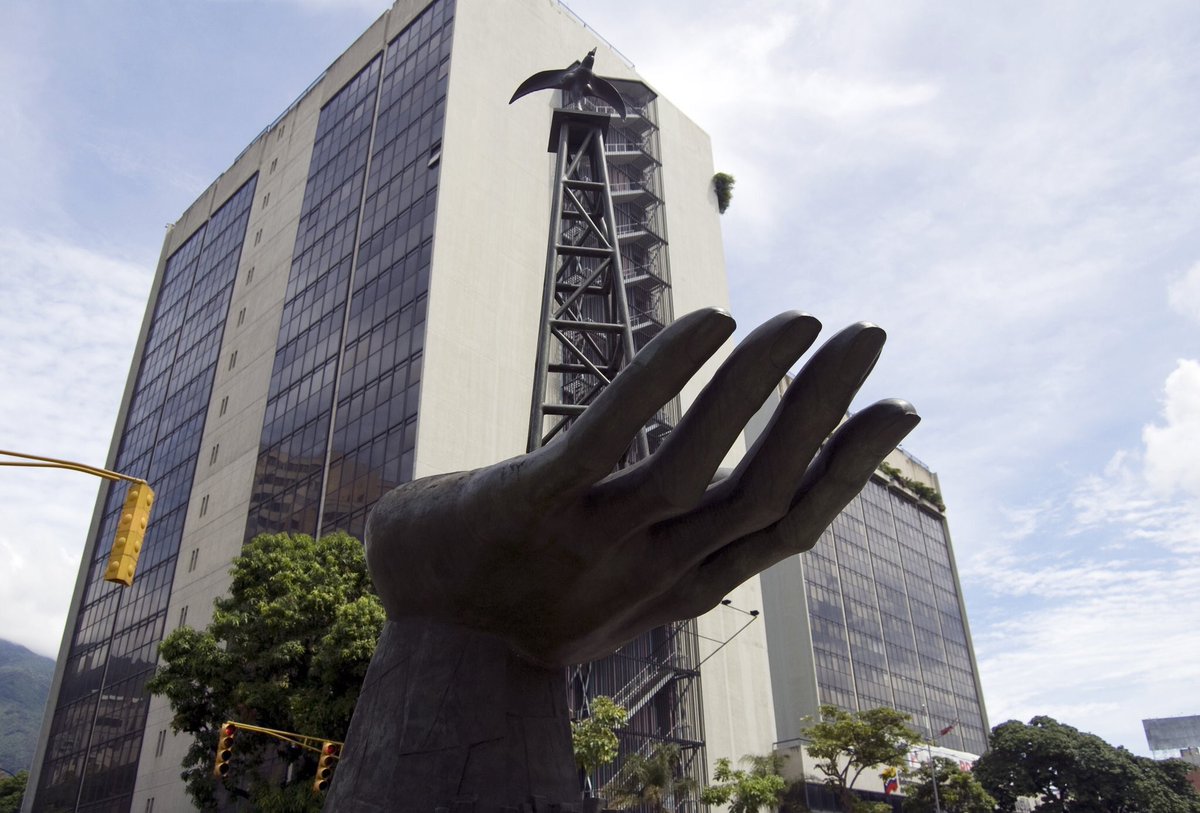 MHidrocarburos's tweet photo. 🇻🇪🛢 #24Ene #MINPETRÓLEO | Te invitamos a conocer más sobre QUIÉNES SOMOS en el Ministerio del Poder Popular de Petróleo, visitando → https://t.co/PHMGtrLwON    https://t.co/bKN2Lg0bfc
#VenezuelaYElMundoConMaduro