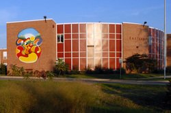 CreativeAdvent3's tweet photo. This week work began on a large mural at Eastern Middle School in Silver Spring. Creative Adventures is working with almost 1k students to bring this artistic vision to life! #EasternMS #MCPS #teenartists #communitymurals #artinyou #weloveart https://t.co/JDpMPEZaQw