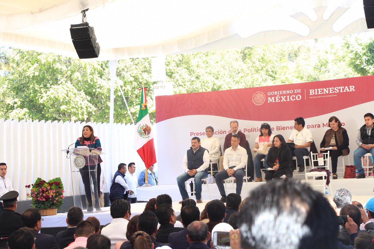 Yola_MartinezL's tweet photo. Acompañé al Gobernador @alejandromurat en la Presentación de la Política de Bienestar para México. Oaxaca da la bienvenida a la Secretaría de @BienestarMx encabezada por @Mary_Luisa_AG. https://t.co/hpVo7E2ra0