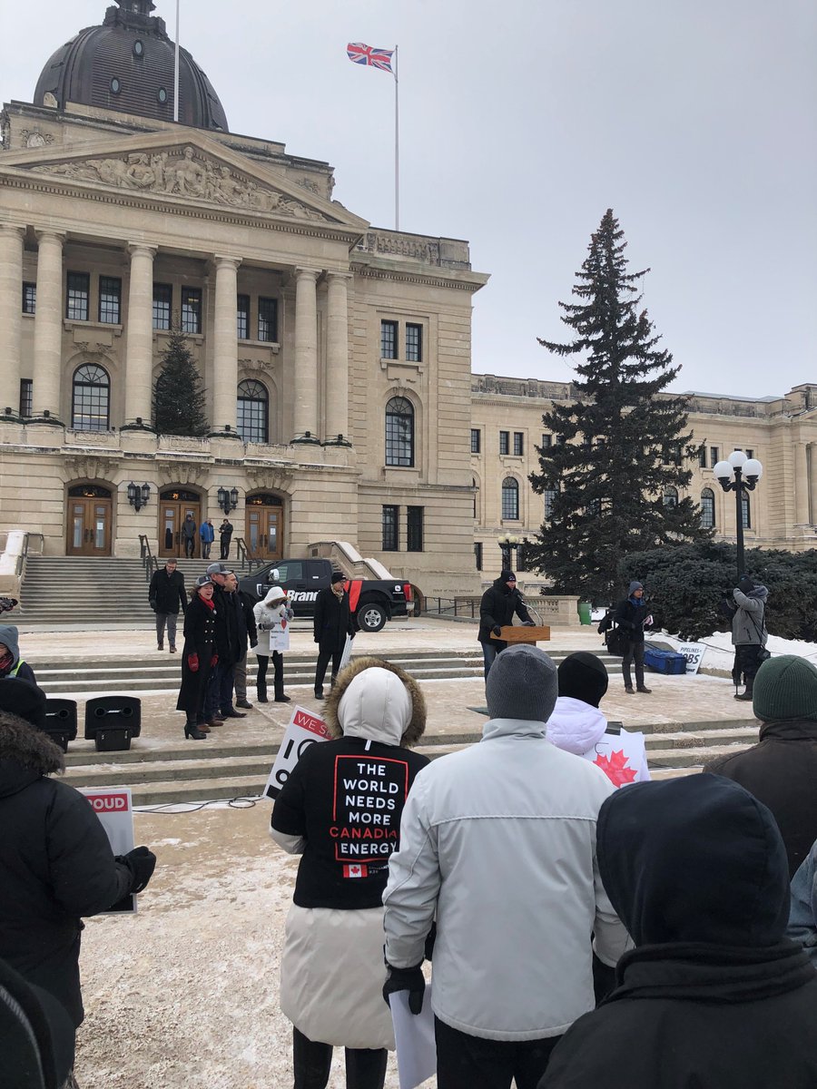 ScottLand_Lease's tweet photo. Our Regina team out in force at Pro O&amp;G Rally at the Sask Leg., in spite of the -30C weather. Another grim reminder why Canada needs a healthy O&amp;G industry. We'd all be frozen without it. Now let's get these pipelines built! Enough!
#WorldNeedsCDNoil #EnoughAlready #CDNpipelines https://t.co/Dfgmlfv2Xw