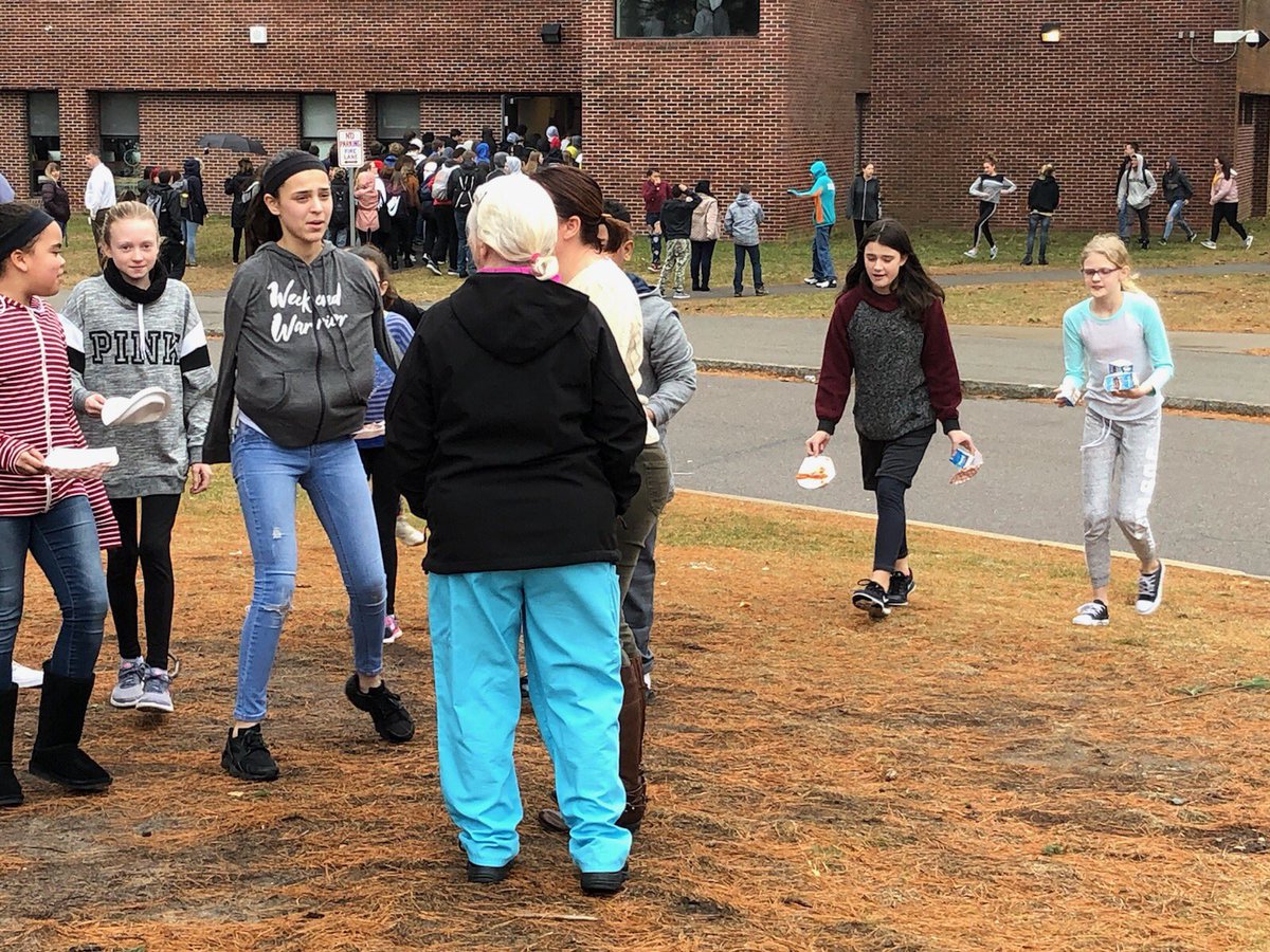 MrsLefaivre2's tweet photo. Parker students cleaning up trash and taking pride in their school! #parkerpride #thisisParker #everybodycleanup @parker_middle @MikeByron7 https://t.co/70IhFA5278