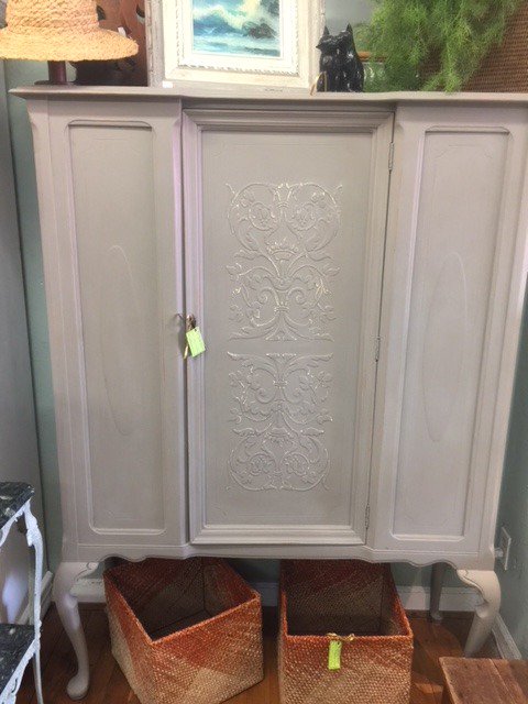 OBCornerStore's tweet photo. Start the New Year off by #redecorating your home using #ChalkPaint by #AnnieSloan. Our #paintworkshops teach 4 paint &amp; 3 wax techniques. We provide everything. just choose Sat. 1/12 or 1/26 and call #TheCornerStore #SanDiego #OceanBeach, 619-222-1911 to make your $75 reservation https://t.co/9R3SmUST6J