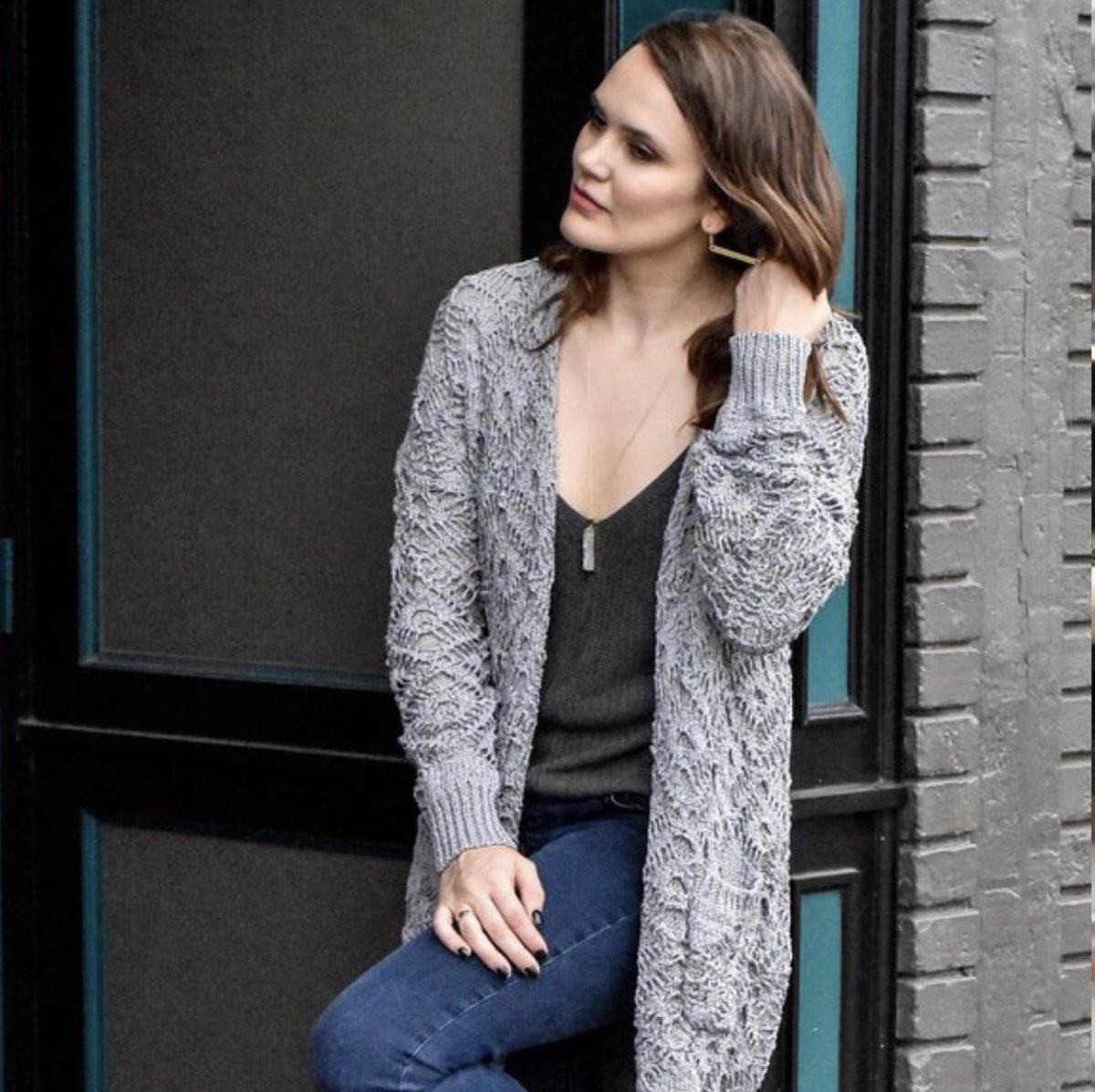 tryforma's tweet image. Sweaters on repeat right now. Love this one by @shoptheivorycloset 😻#sweaterweather Try it on yourself/friends in the app➡️ #wearanything #ootdbyforma #fashionaddict #streetstyle #instantmakeover #wiwtoday #virtualreality #augmentedreality #fashionista #styleoftheday #ootd