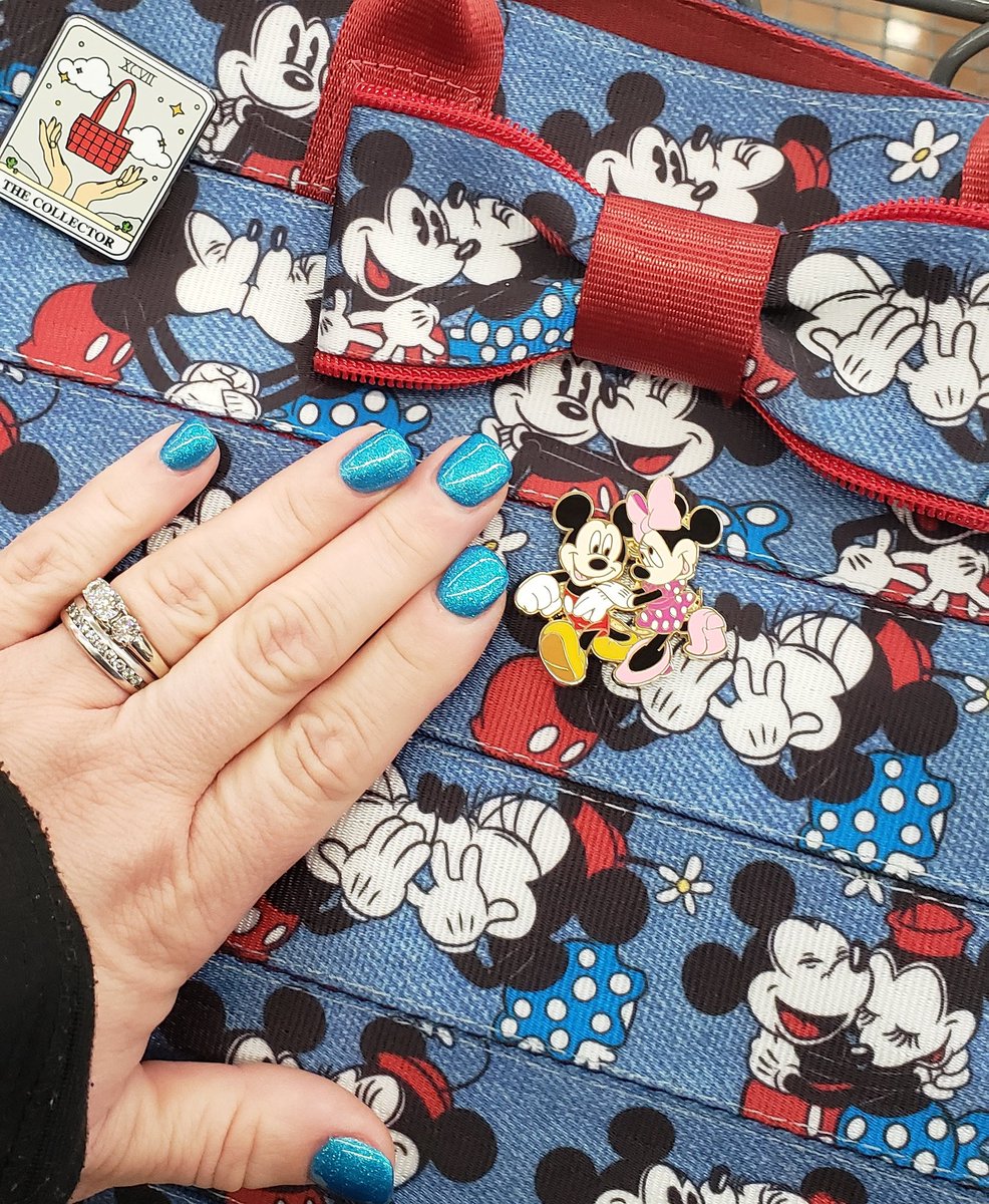 CrayonsPurse's tweet image. There's nothing like a great handbag @ShopHarveys Harveys Seatbelt Bag Mickey loves Minnie &amp;amp; a fresh coat of paint on my nails! #freshnails #bestbagever #harveysseatbeltbag #mickeylovesminnie #bow #pins