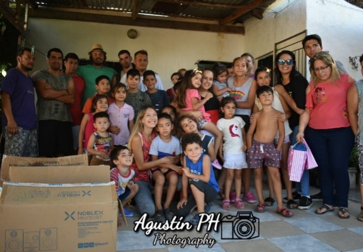 InvolucrateArg's tweet photo. Los chicos de #FricBurger hicieron una gran colecta de juguetes y con nuestro equipo, junto a la asociación Siembra y Cosecha recorrimos Villa Banana llevando magia y sonrisas! 
Cientos de niños felices y mucha gente INVOLUCRADA que se compromete en construir una realidad mejor💕 https://t.co/rWROmLxMUM