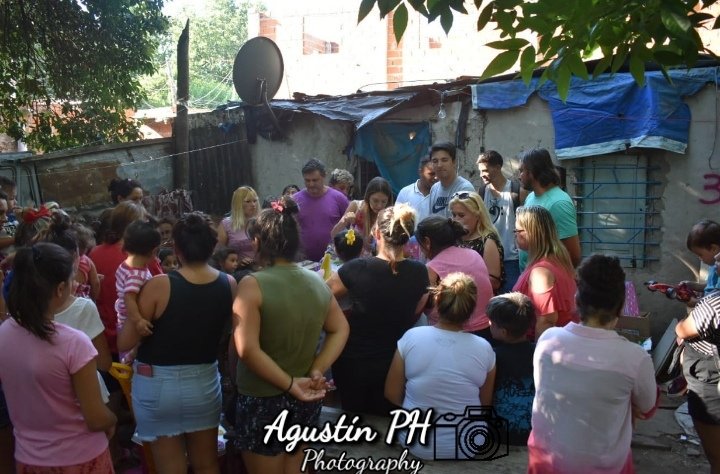 InvolucrateArg's tweet photo. Los chicos de #FricBurger hicieron una gran colecta de juguetes y con nuestro equipo, junto a la asociación Siembra y Cosecha recorrimos Villa Banana llevando magia y sonrisas! 
Cientos de niños felices y mucha gente INVOLUCRADA que se compromete en construir una realidad mejor💕 https://t.co/rWROmLxMUM