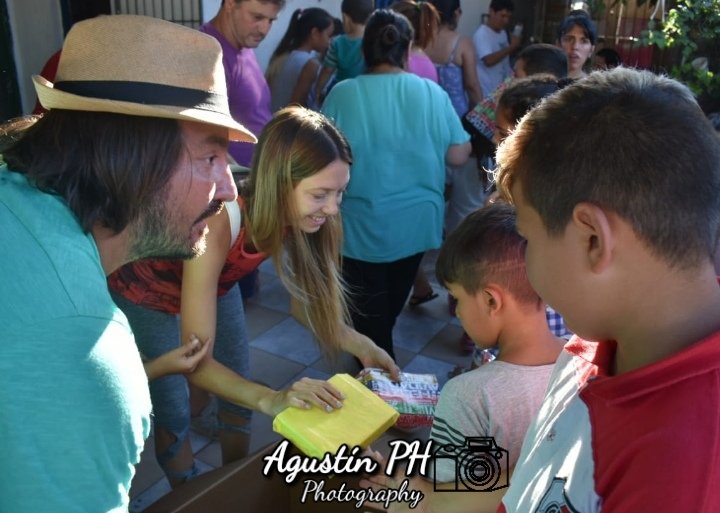 InvolucrateArg's tweet photo. Los chicos de #FricBurger hicieron una gran colecta de juguetes y con nuestro equipo, junto a la asociación Siembra y Cosecha recorrimos Villa Banana llevando magia y sonrisas! 
Cientos de niños felices y mucha gente INVOLUCRADA que se compromete en construir una realidad mejor💕 https://t.co/rWROmLxMUM