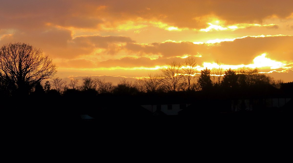 Gorgeous sunset this evening in South Lincolnshire 😊 #northorpe #thurlby #lincolnshire #winter #sky #sunset #clouds <a href="/LincsSkies/">Lincolnshire Skies</a> <a href="/StormchaserUKEU/">WEATHER/ METEO WORLD</a> <a href="/RutlandSkies/">Rutland Skies</a> <a href="/DeepingsSkies/">The Deepings Skies</a> <a href="/StormHour/">#StormHour</a> #loveukweather <a href="/BBCWthrWatchers/">BBC Weather Watchers</a> <a href="/peterboroughtel/">Peterborough Telegraph</a> <a href="/ThePhotoHour/">#ThePhotoHour</a>