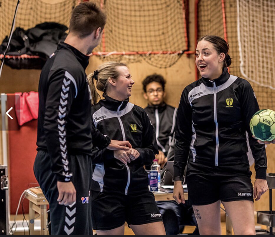 ffeliciaharlin's tweet photo. Det gäller att skapa goda relationer innan match till spelarna.. men att hålla hand med dom kanske jag inte ska göra.. oops 😅 https://t.co/iRUCZSIAEo
