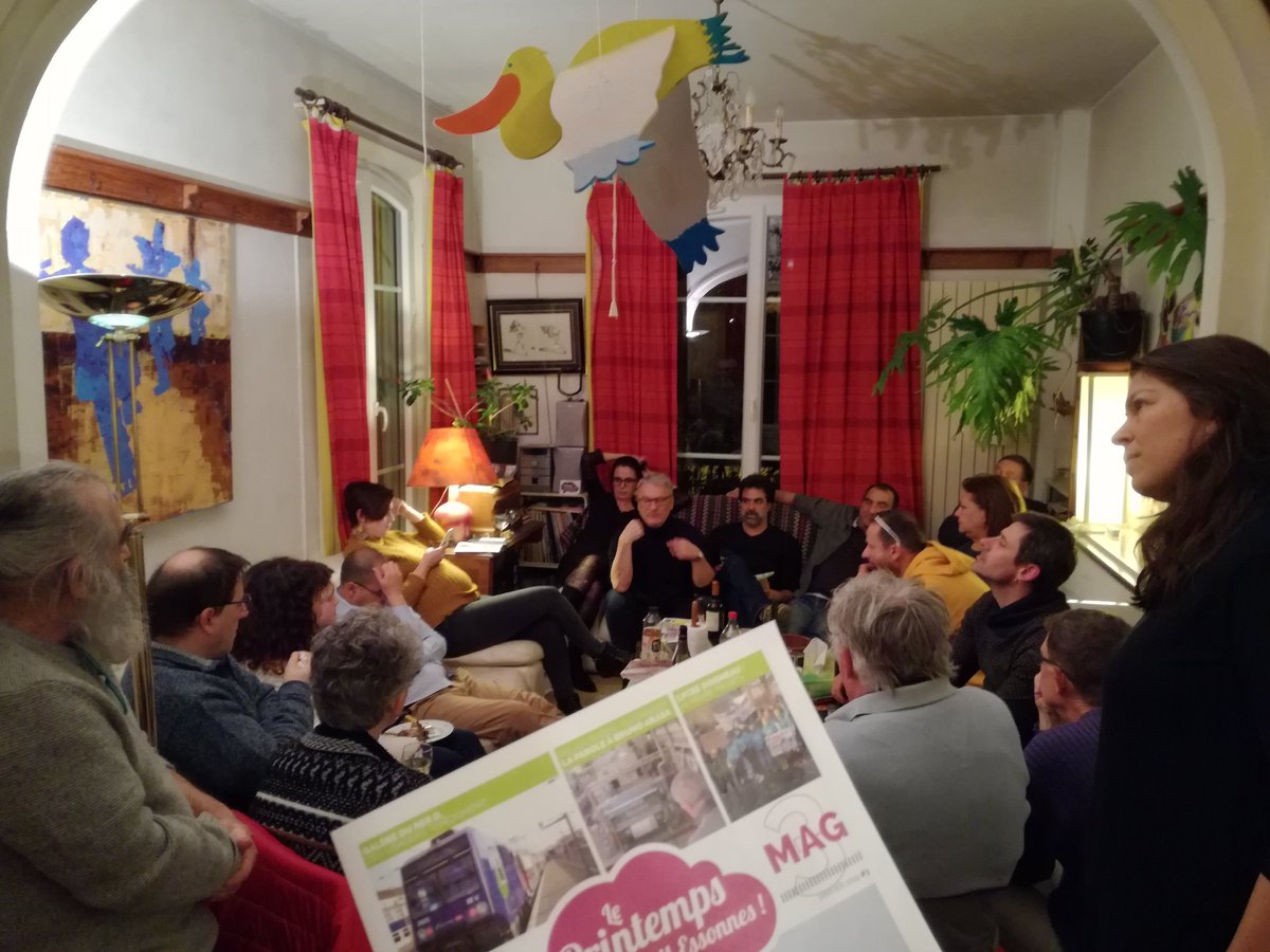 Pr1tempsCorbeil's tweet photo. Une reprise des réunions du Printemps de @Corbeil91100 réussie, accompagnée par le lancement de notre 3e numéro du Mag. Retrouvez notre regard sur les #GiletsJaunes, l'#Urbanisme, ou encore les #Ecoles et le @RERD_SNCF... A très vite! https://t.co/GDAicm9mMc
